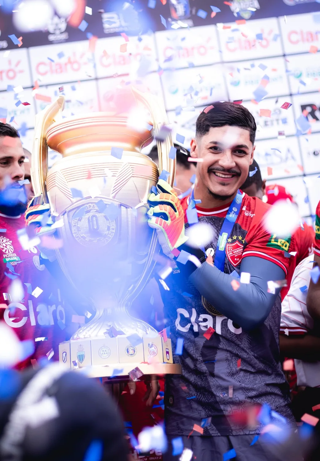 A taça da Super Copa Pioneer
