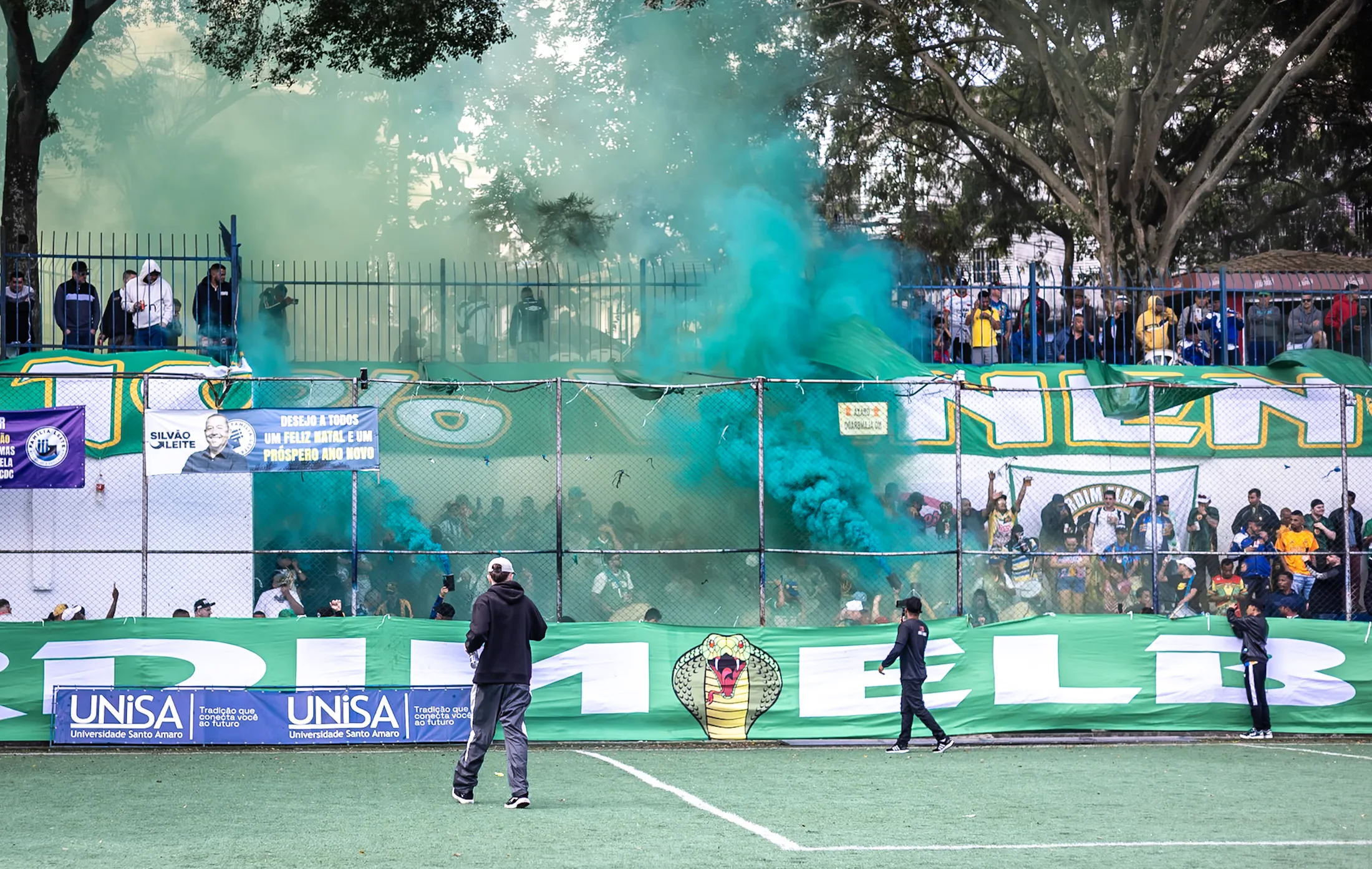 Placas UNISA junto ao campo nas quartas de final